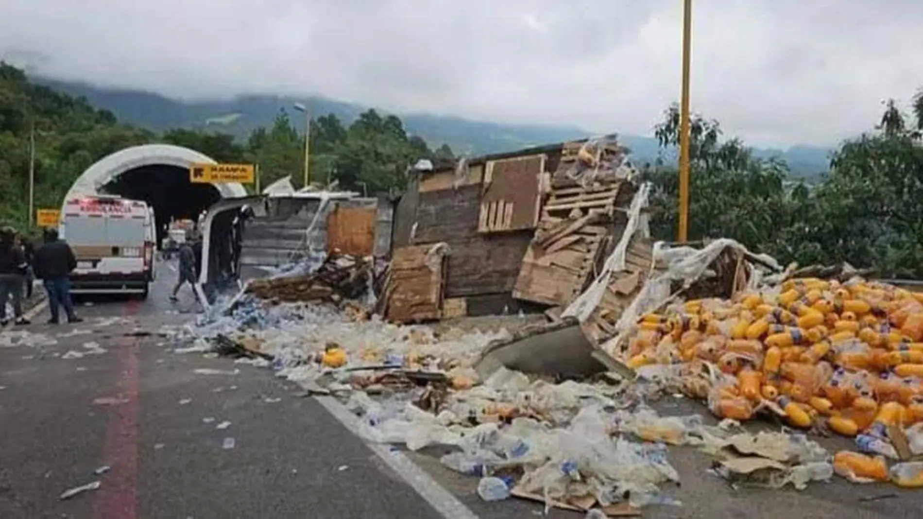 un tráiler qué transportaba botellas de jugo terminó volcado en la zona de los túneles de Cumbres de Maltrata